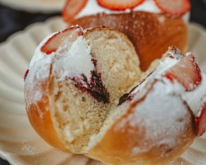 Maritozzi 1 Maritozzi with blueberry Jam